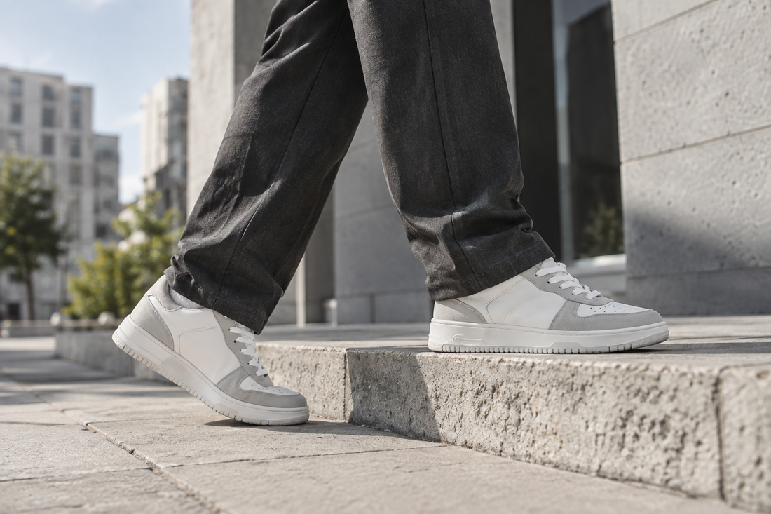 Visual editoriale generato: sneakers bianche indossate in un contesto urbano